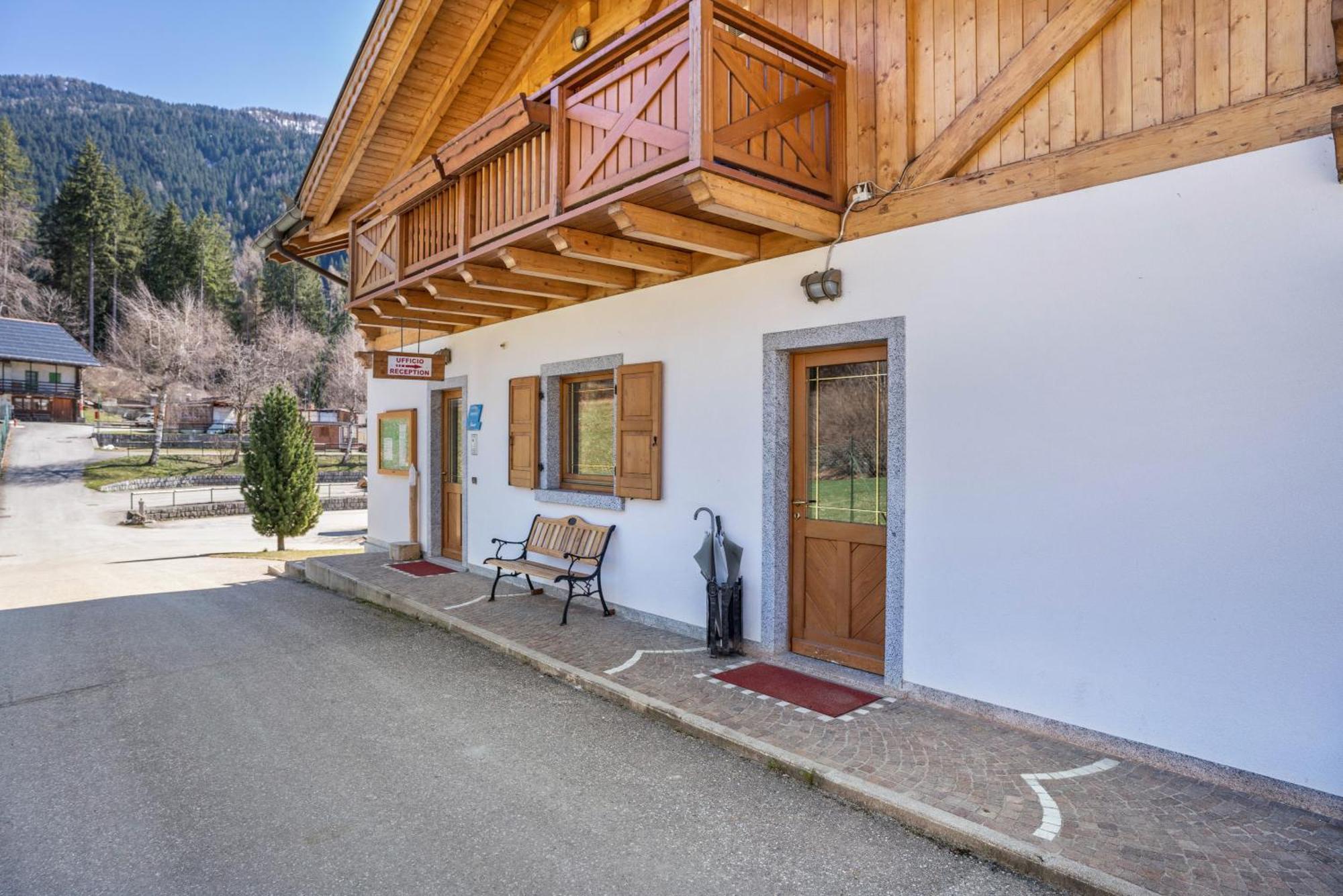 Вилла Chalet Camping Fae 3 Мадонна-ди-Кампильо Экстерьер фото